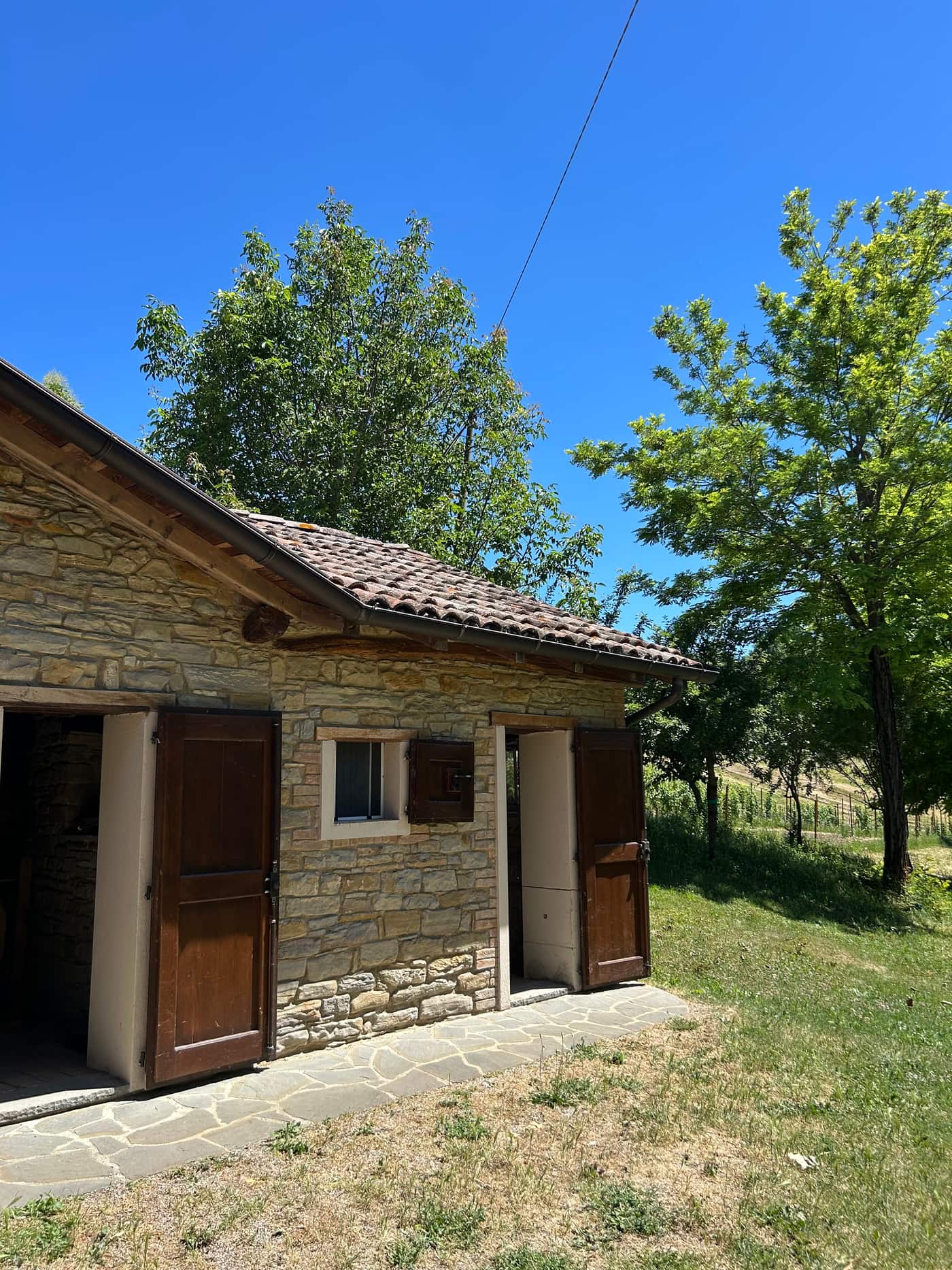 La casa in pietra di Levizzano di Baiso che ospita l'acetaia, con le vigne intorno